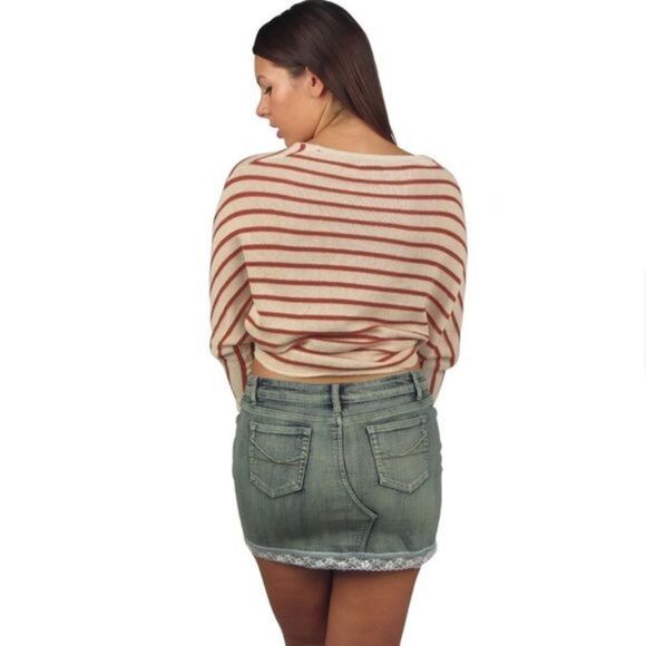 Long Sleeved V-Neck Crop Top - Picture 3 of 4